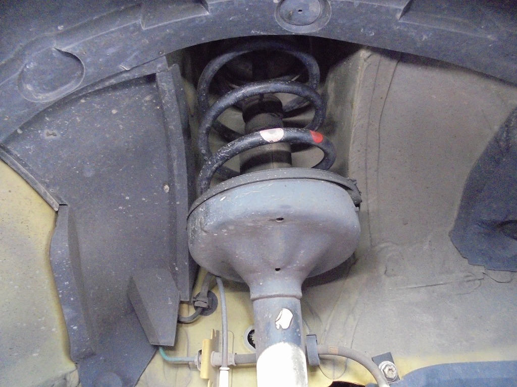 ルノーカングー フロントショックアブソーバー交換とエンジンオイル